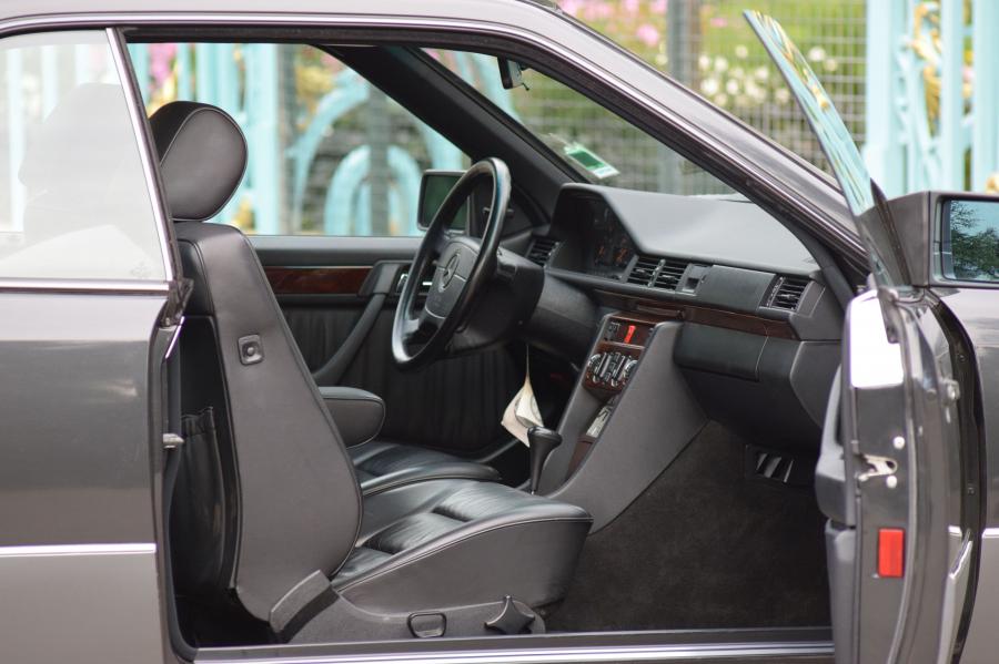 Интерьер Mercedes-Benz 230 CE (C124) 1987 года  (фото 9 из 11)